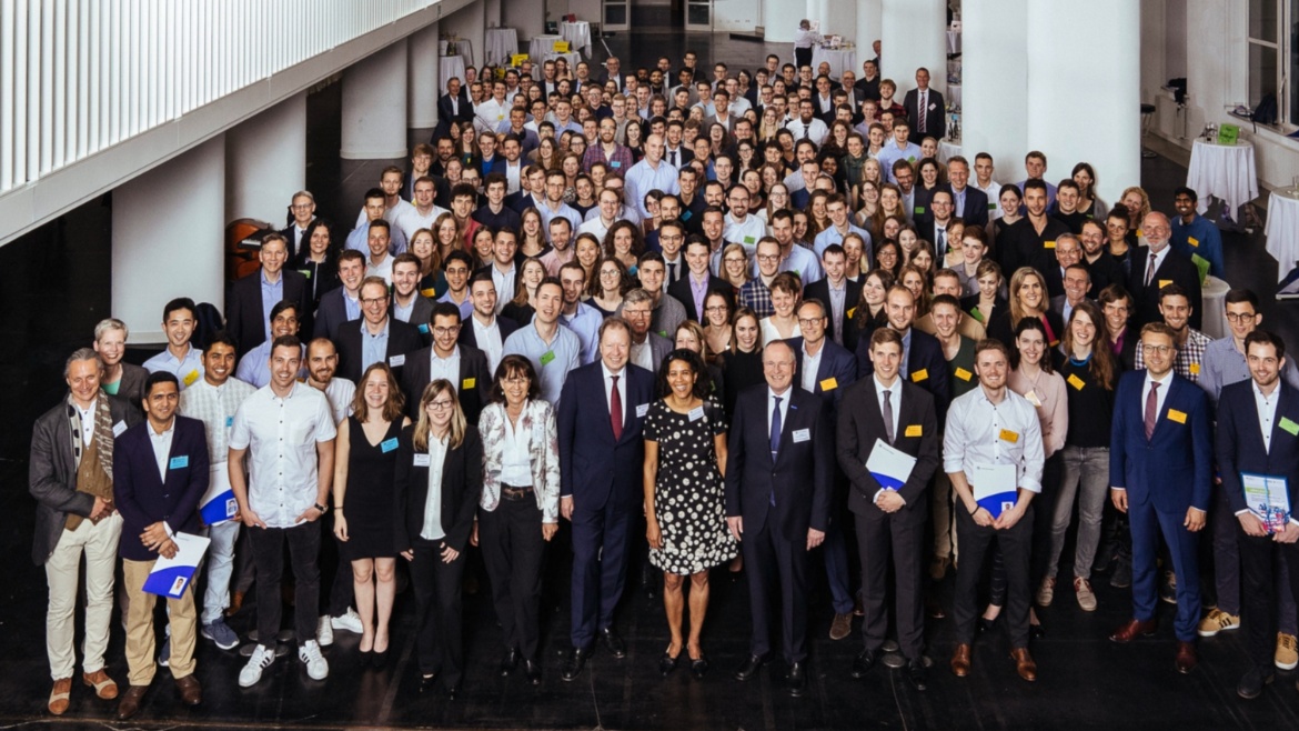 Group photo of all Deutschlandstipendium recipients. 