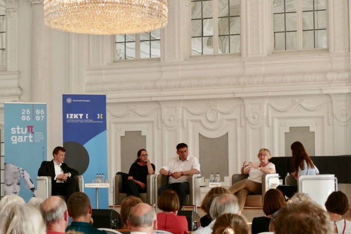 Auf dem Podium (v.l.n.r.): Prof. Philipp Hennig, Prof. Cordula Kropp, Prof. Michael Resch, Theresia Bauer und die Moderatorin Anja Lange. 