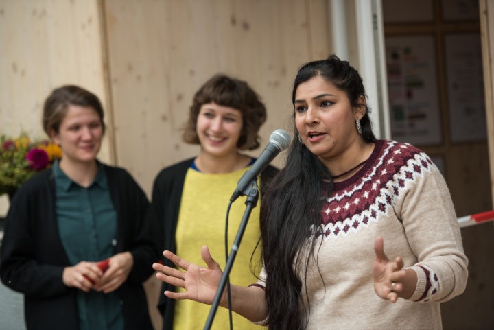 Resident Fatima Idrees (rights), who traveled to Germany from Pakistan two years ago, with the two architects.