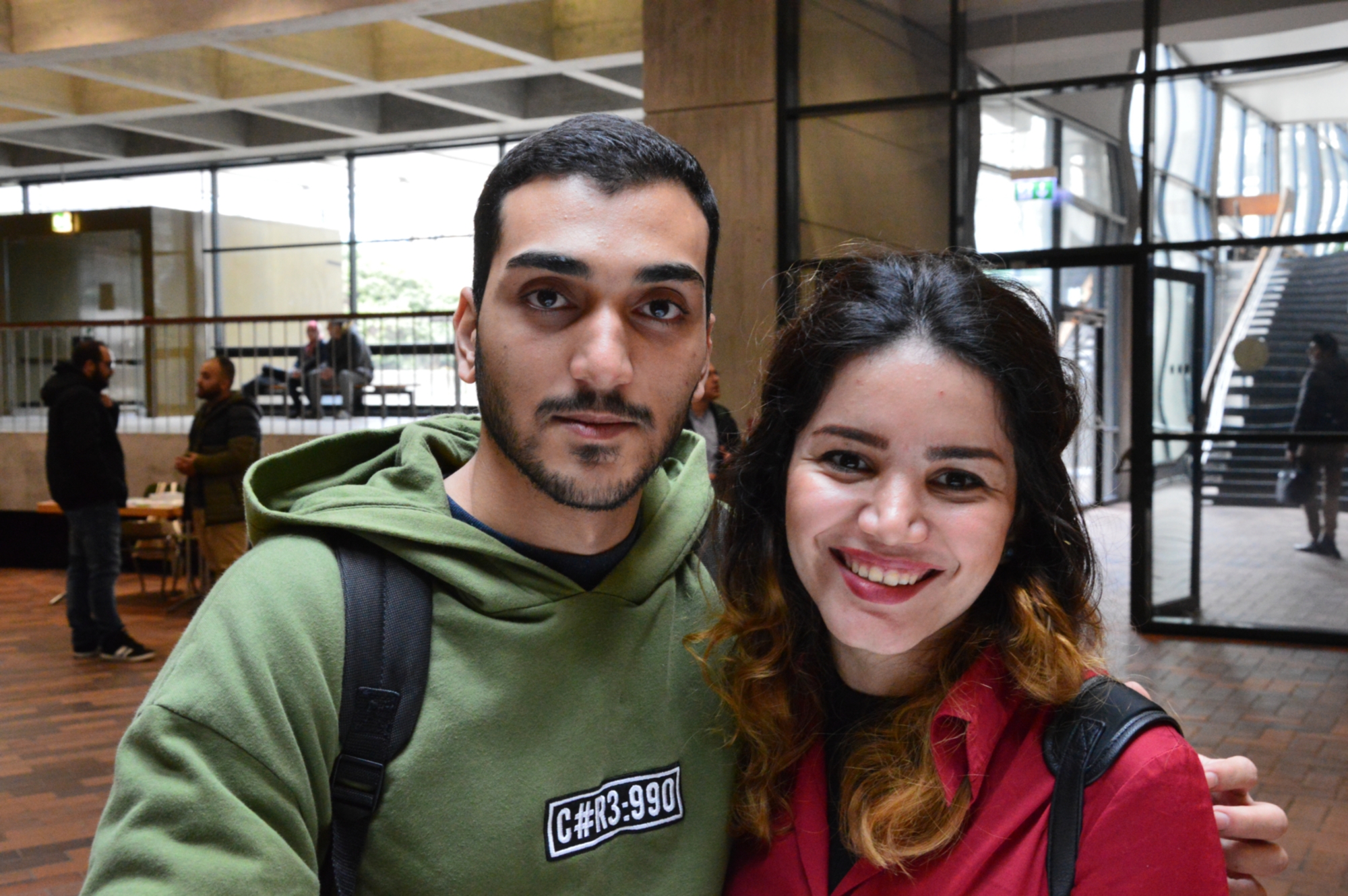 Die Geschwister Mehran und Maryam aus dem Iran interessieren sich für ein Studium.