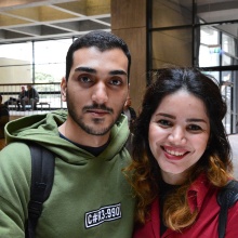 Die Geschwister Mehran und Maryam aus dem Iran interessieren sich für ein Studium.