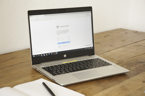 Laptop mit Anmeldemaske für das Bewerbungssytem JoinUS