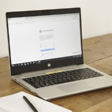 Laptop mit Anmeldemaske für das Bewerbungssytem JoinUS